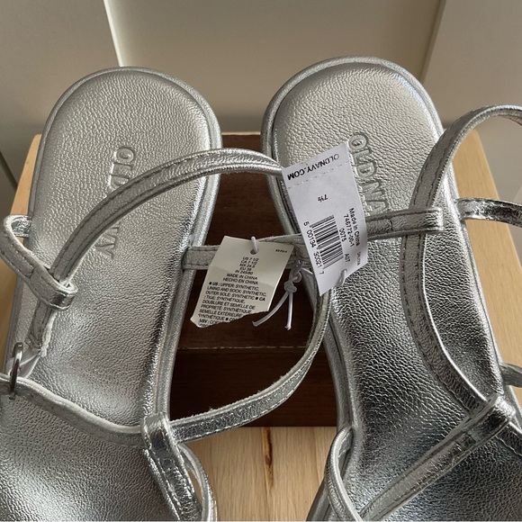 Women’s Old Navy NWT’s Silver Metallic Sandals Vegan Size 7.5 - Picture 8 of 8